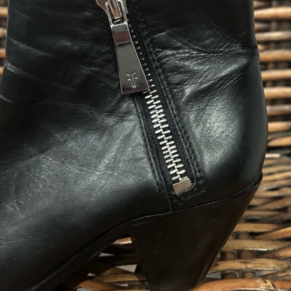 Frye Black Leather Ankle Booties with Zipper size 7.5 Great condition! - Picture 4 of 15